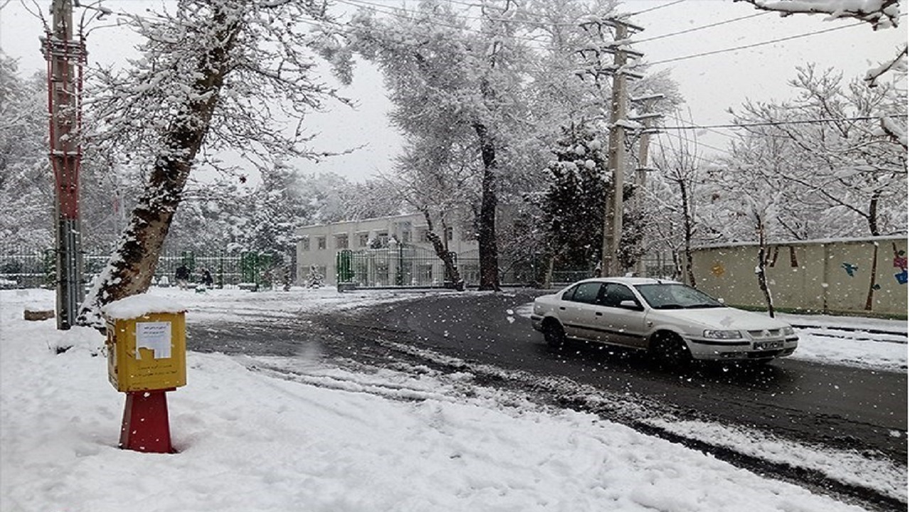 بارش برف برخی از مدارس کردستان را تعطیل کرد