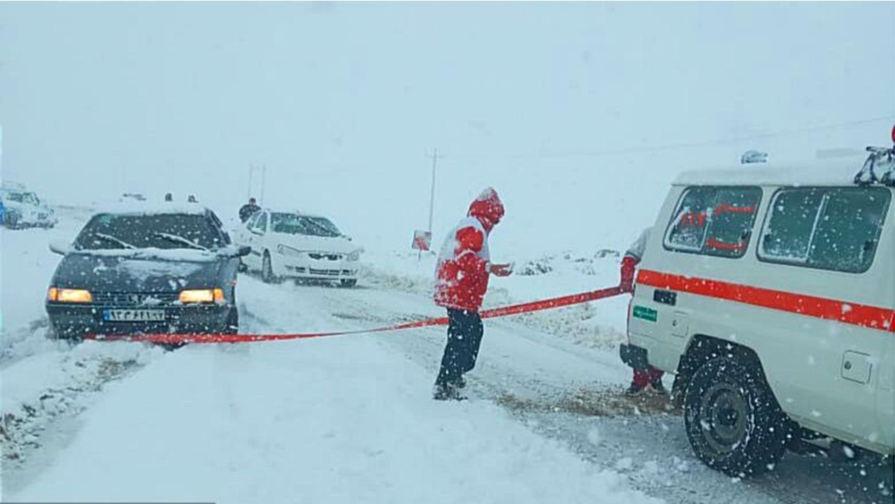 کمک رسانی به ۱۵۰ خودرو گرفتار در برف در اقلید