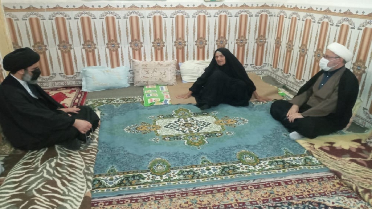 رسیدگی به مشکلات خانواده شهدا وظیفه مسئولان است