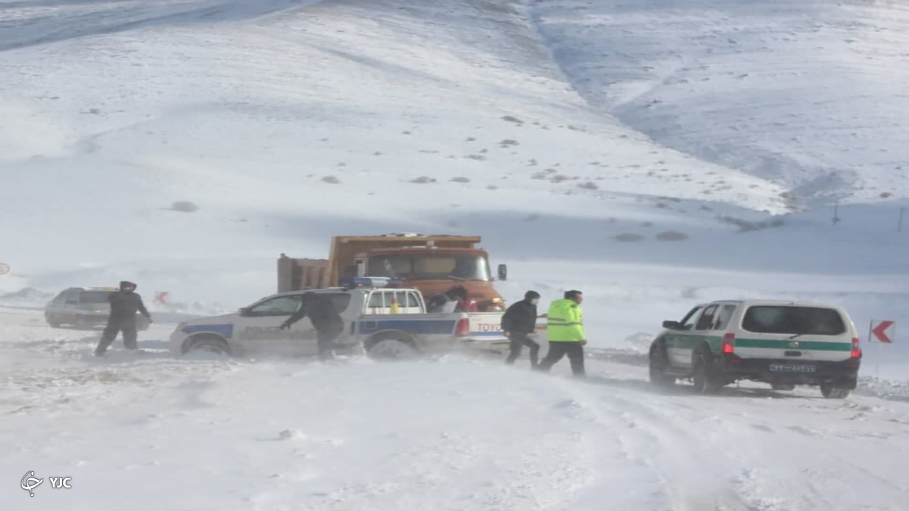 ۴۰ دستگاه خودرو در مهاباد گرفتار برف و کولاک شدند