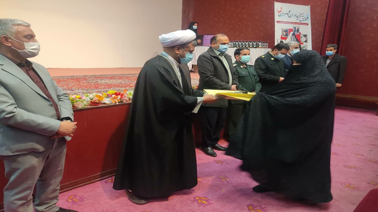 همایش تکریم مادران و همسران شهدا در شهرستان انار