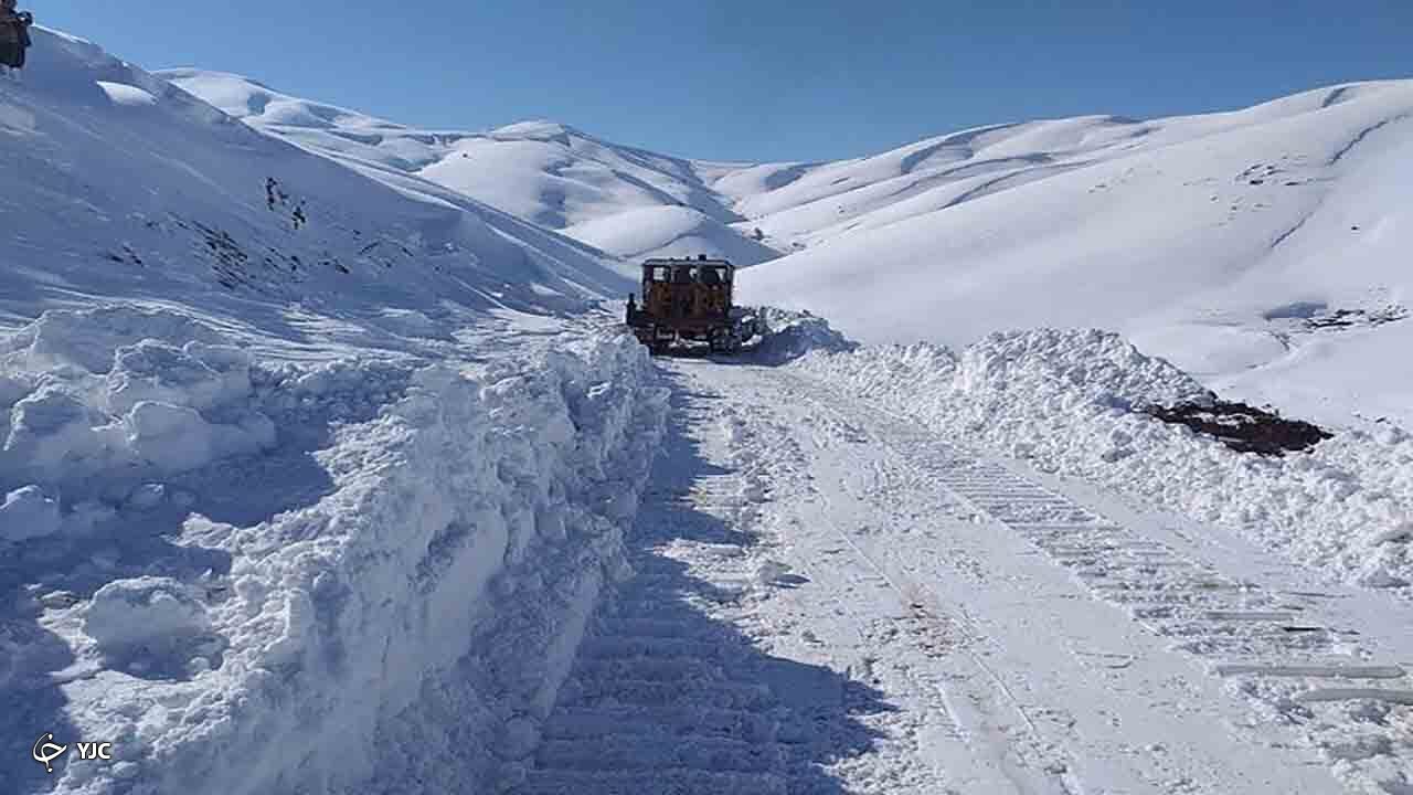 ارتفاع برف در گردنه "زمزیران" مهاباد به بیش از ۷۰ سانتی‌متر رسید