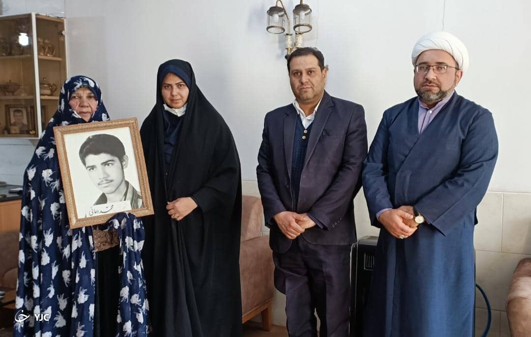 مادر شهید محمد دعایی تکریم شد
