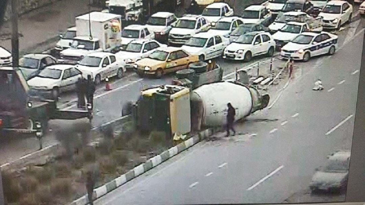 واژگونی میکسر حامل بار در بزرگراه بابایی