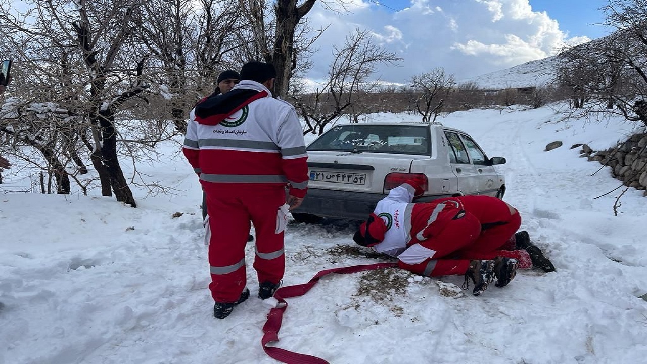 امداد رسانی به ۱۳ خودرو گرفتار در برف