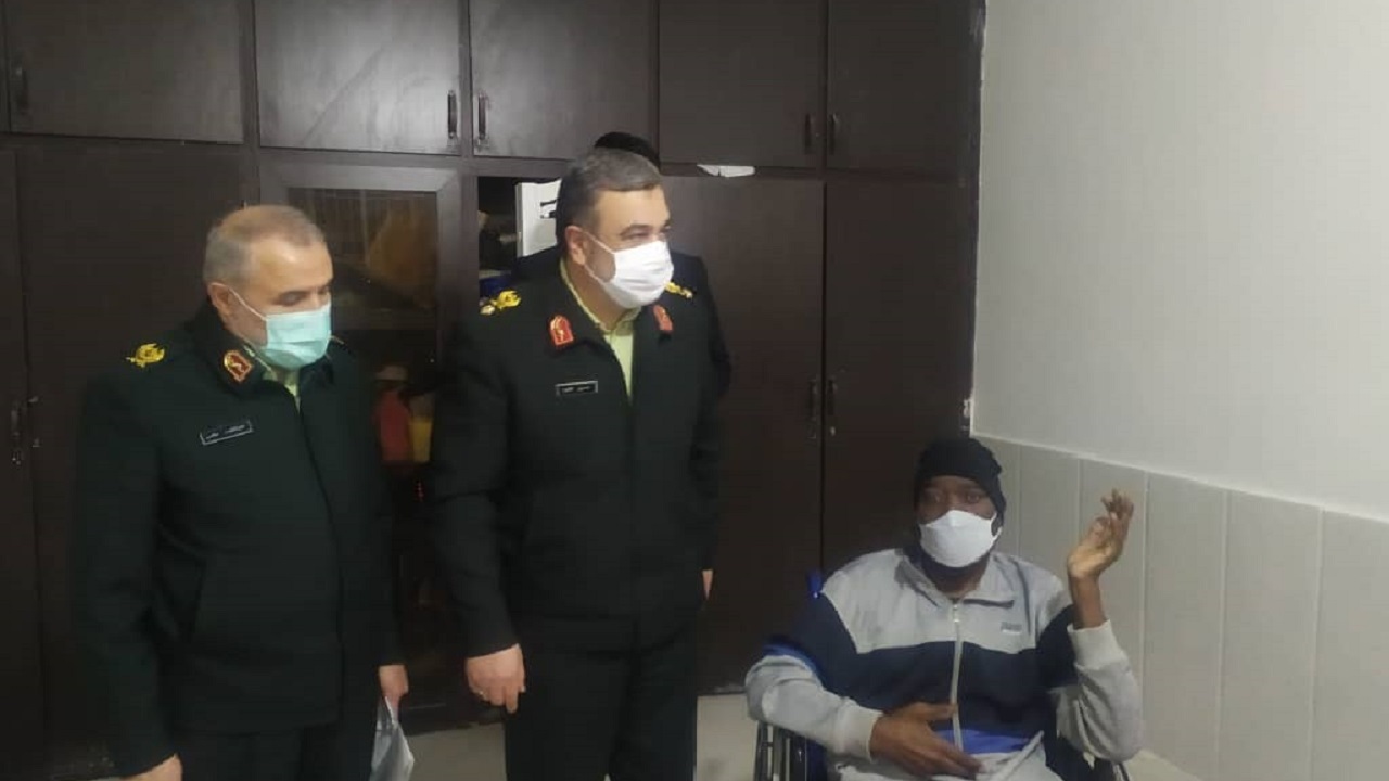 فرمانده کل ناجا با خانواده جانباز  آبادانی ملاقات کرد