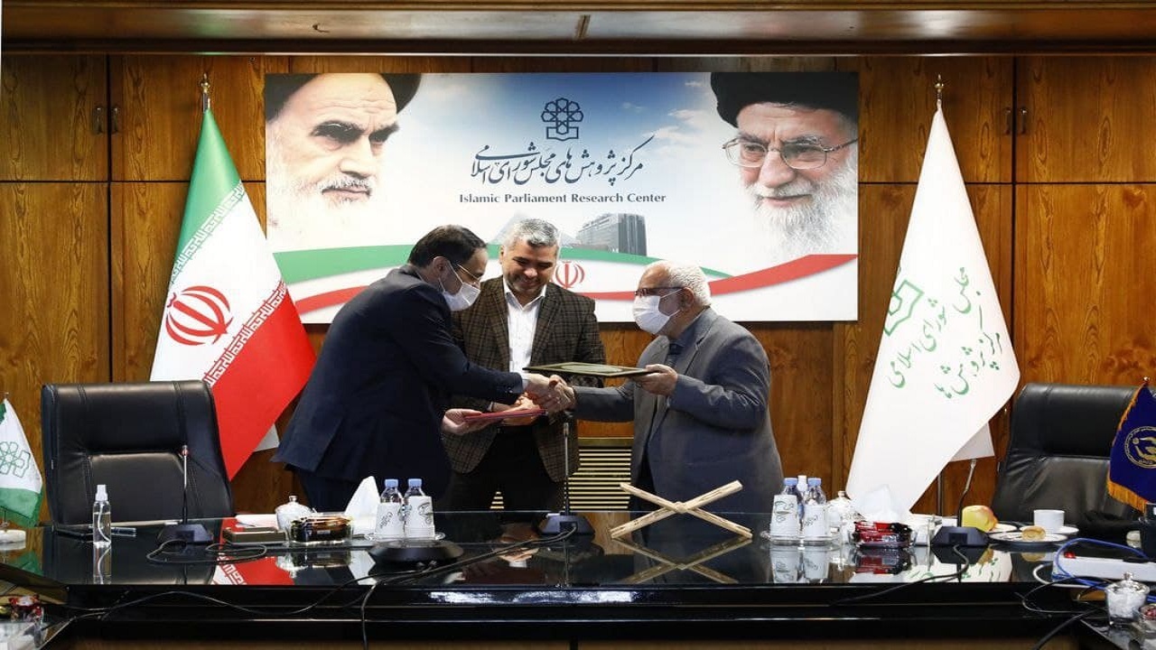سر سازش با صاحبان زر و زور نداریم