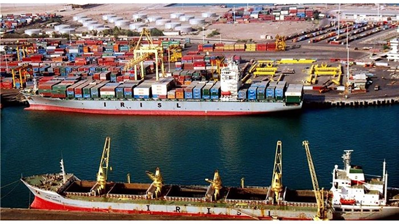 پهلوگیری کشتی روغن نباتی با ظرفیت ۶۲ هزار تن در بندر شهید رجایی