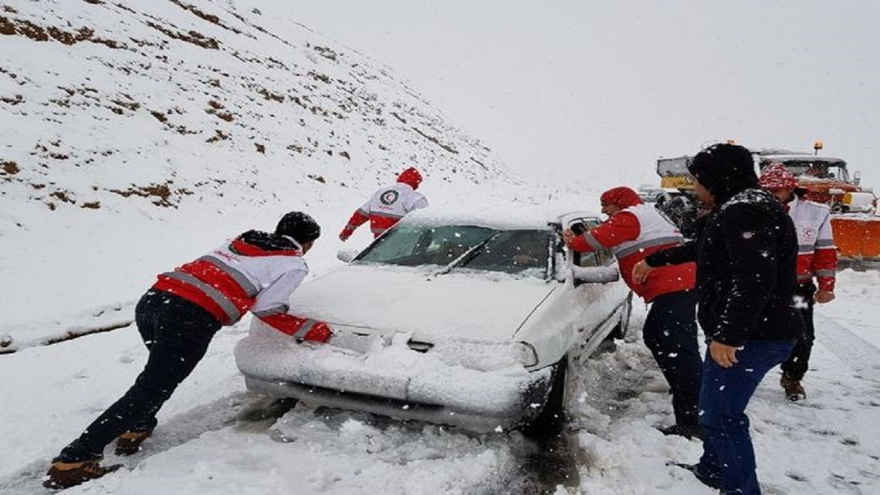 امدادرسانی به ۳۰۰ خودروی گرفتار در برف و کولاک
