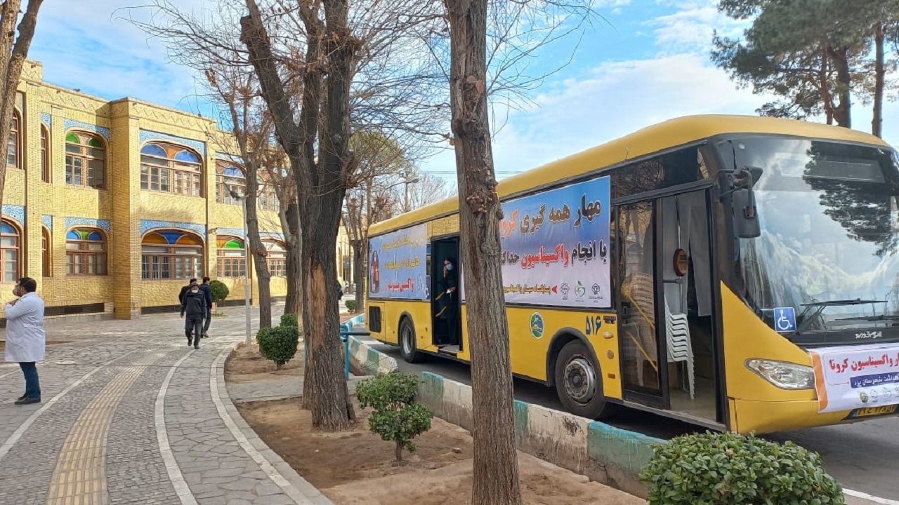 استقرار پایگاه سیار واکسیناسیون کرونا در میدان آزادی