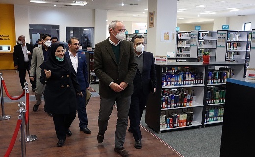 سفیر اتریش از کتابخانه مرکزی یزد دیدن کرد