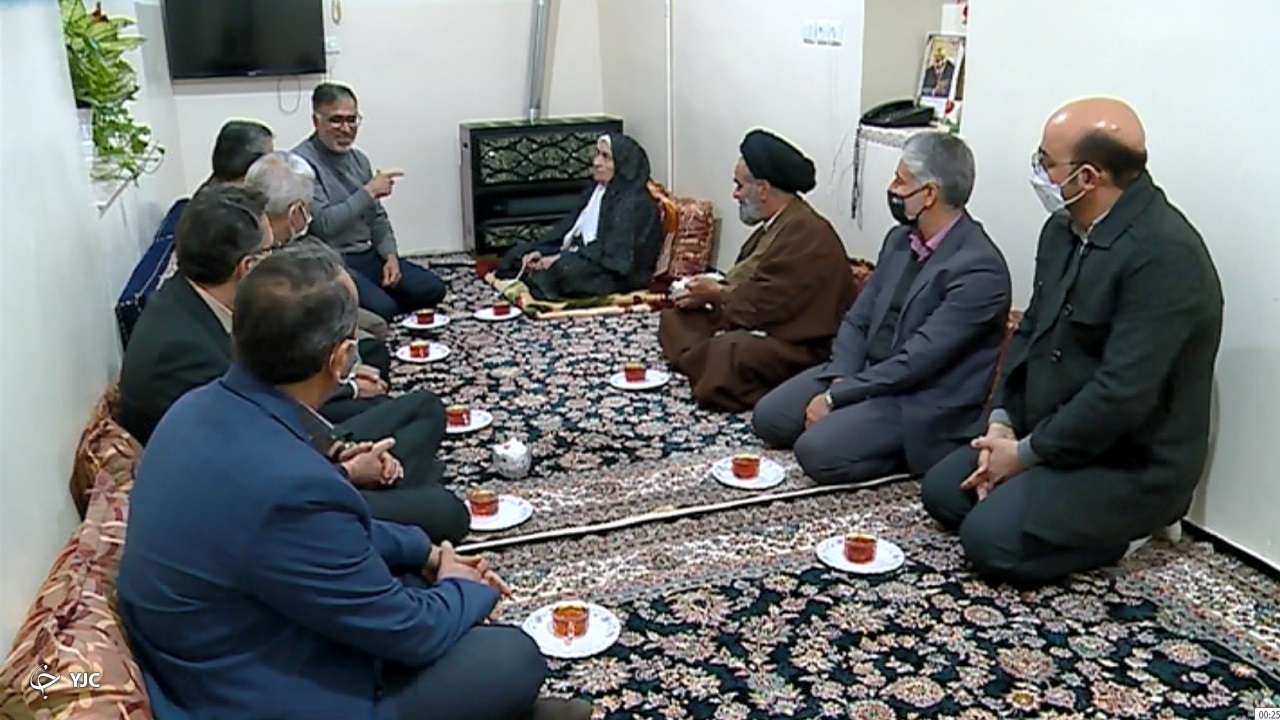 تکریم خانواده شهدا در خمین