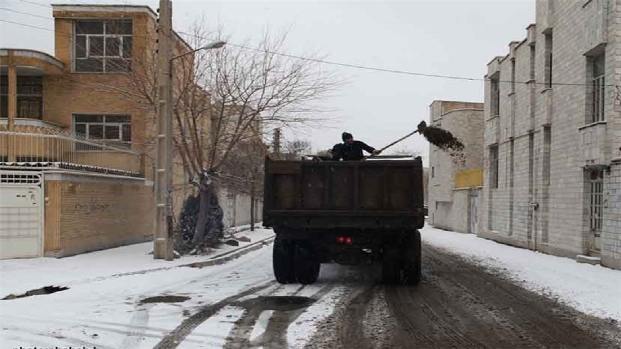 استفاده از ۵۰۰ تن شن و ماسه برای بازگشایی معابر شهر قزوین