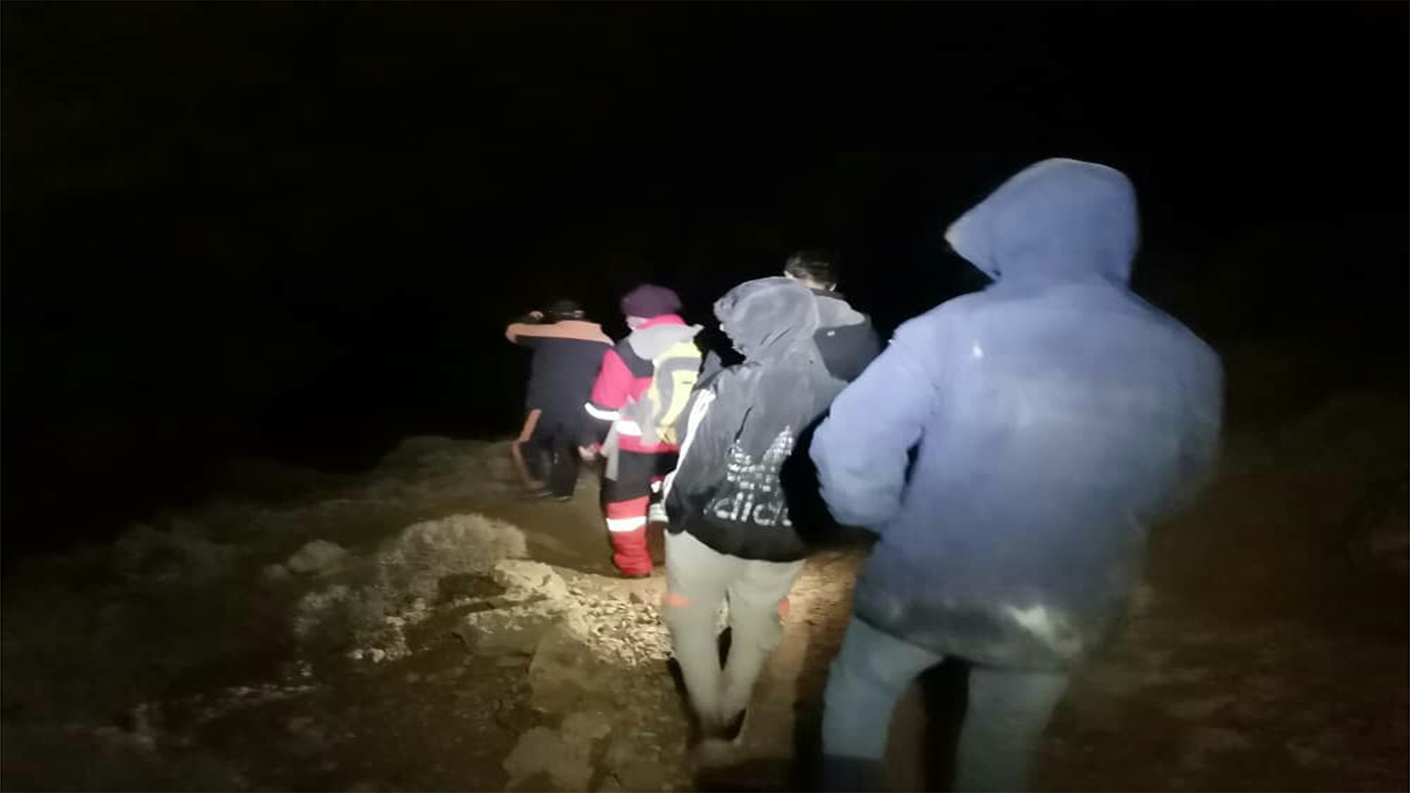 نجات سه کوهپیمای جوان از ارتفاعات کوهستان دراک
