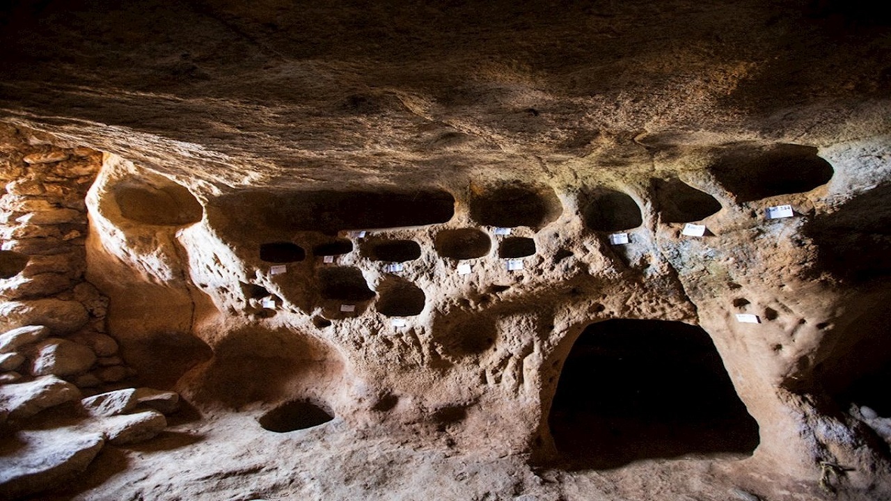معماری دستکند کنزق، قرار اقوام دو هزار ساله