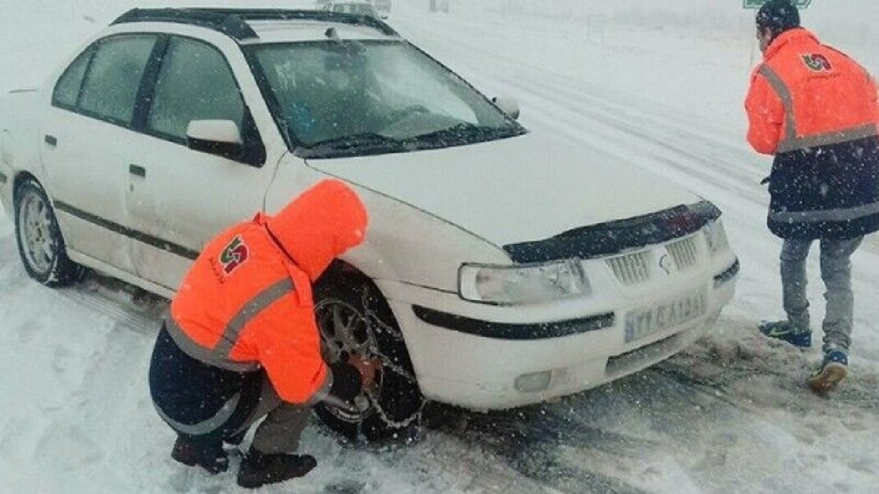 امدادرسانی راهداران آذربایجان‌شرقی به خودروهای گرفتار در برف و کولاک