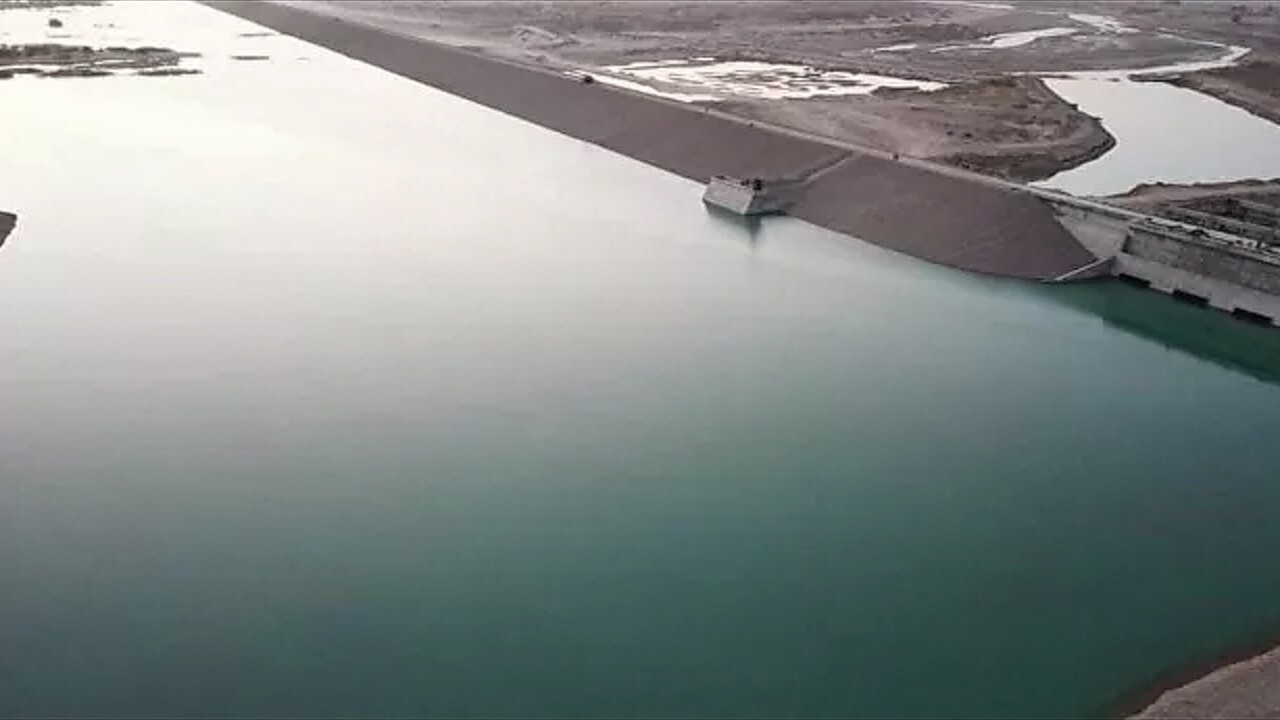 با ایجاد سد کشور را خودکفا می کنیم