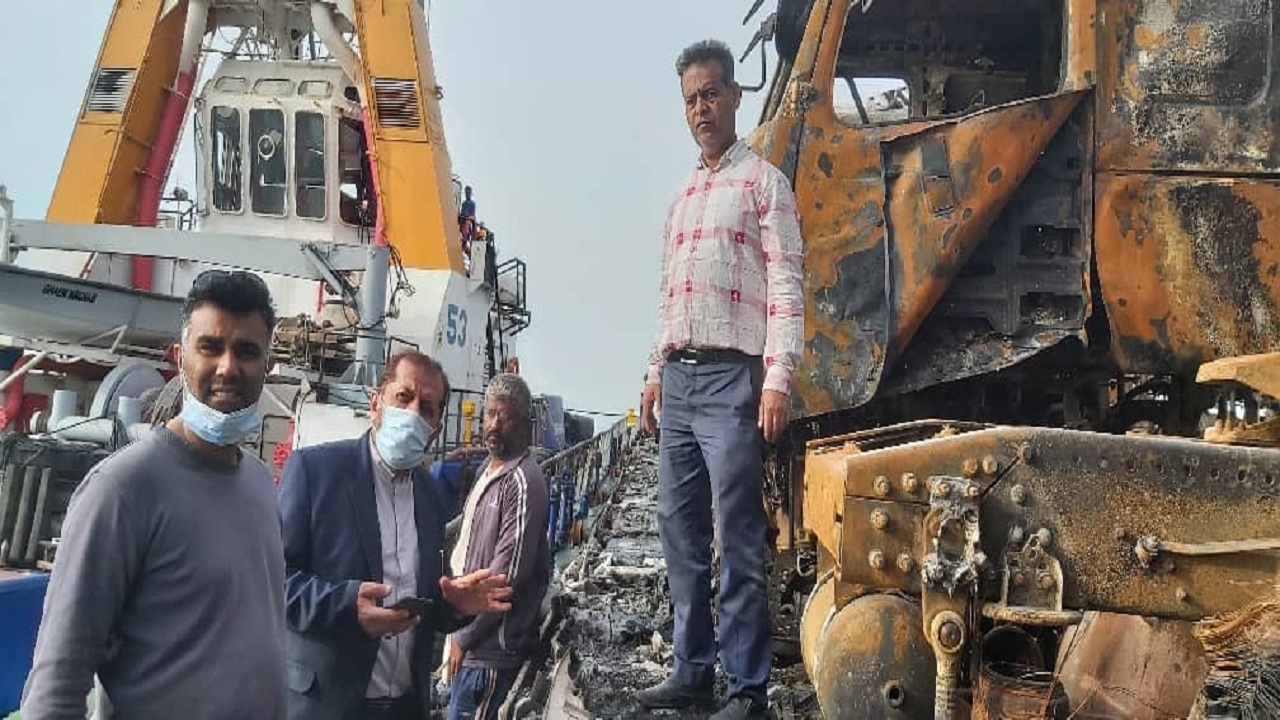 یک کشتی باری در لنگرگاه بندر دیر آتش گرفت + فیلم