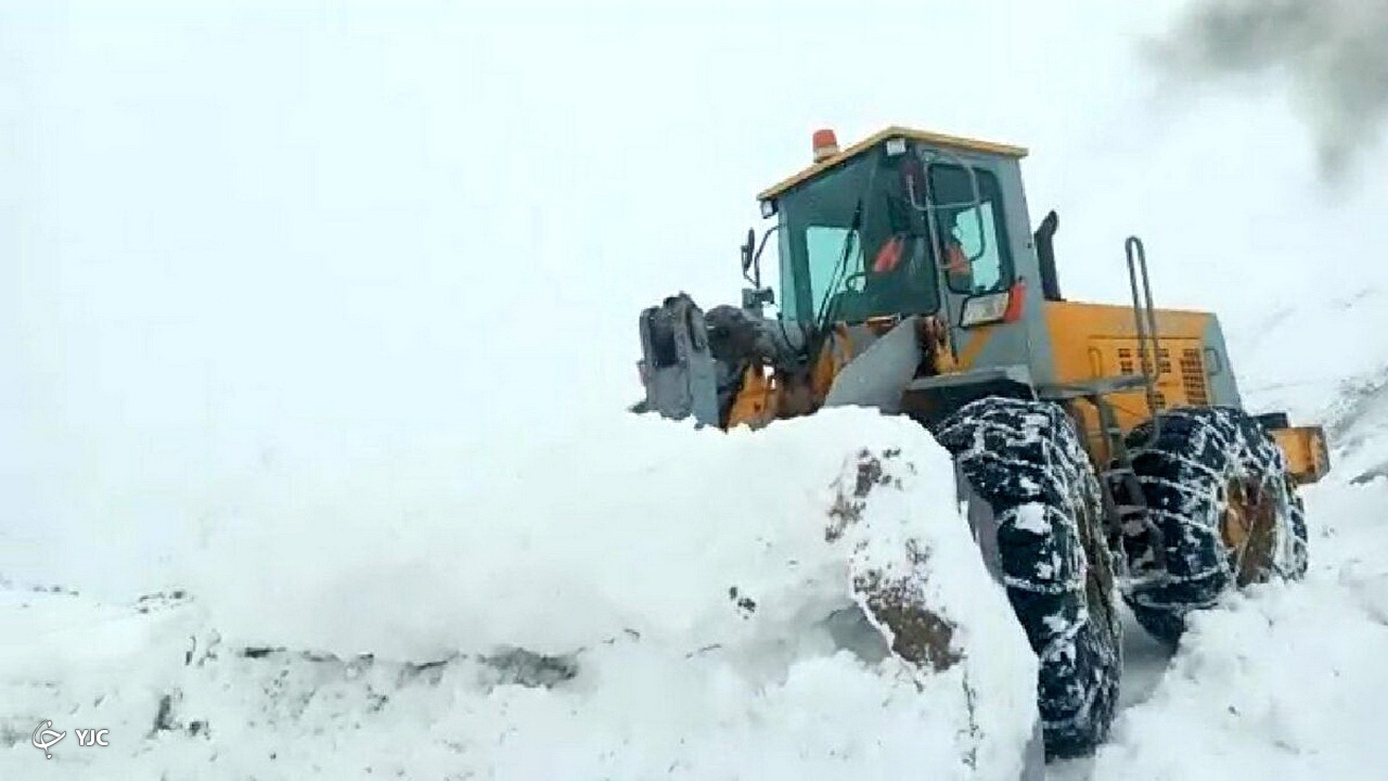 محور ارتباطی ۲۰ روستای باروق توسط راهداران میاندوآب بازگشایی شد