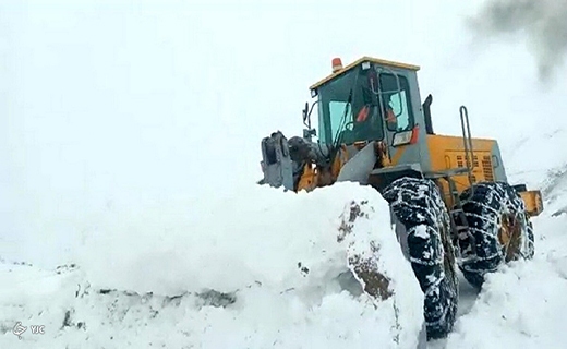 محور ارتباطی ۲۰ روستای باروق توسط راهداران میاندوآب بازگشایی شد