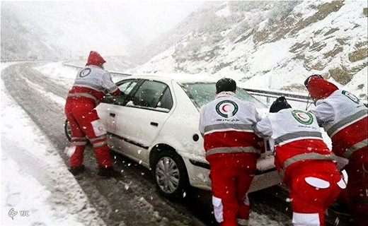 امدادرسانی به خودروهای گرفتار در برف و کولاک
