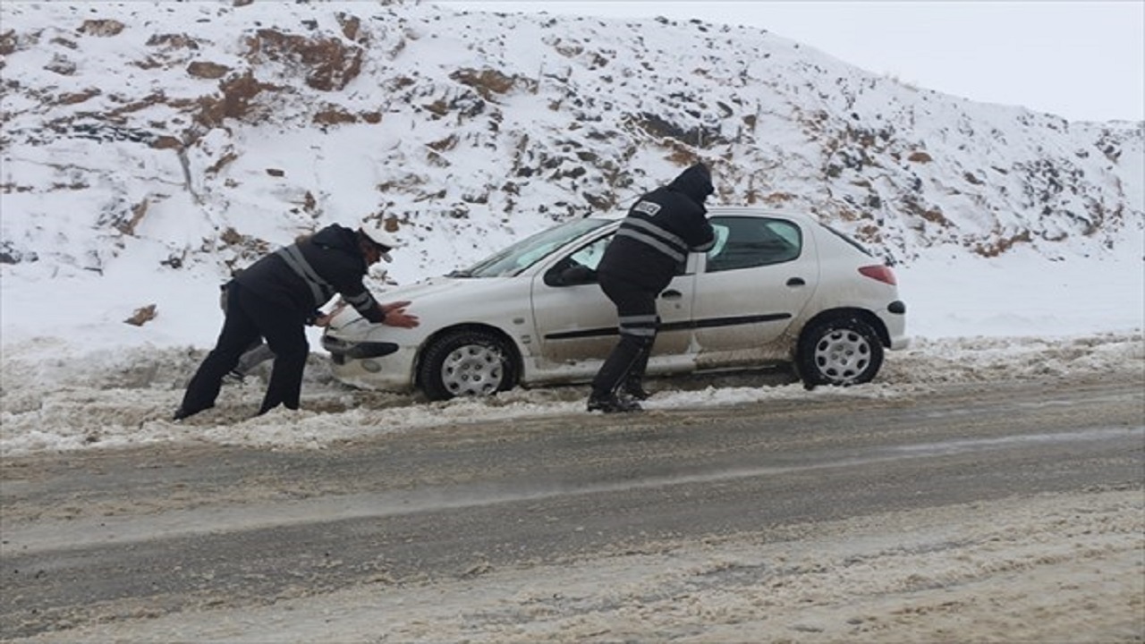 پلیس اردبیل به ۴۵۰ مسافر گرفتار در کولاک گردنه صائین امدادرسانی کرد