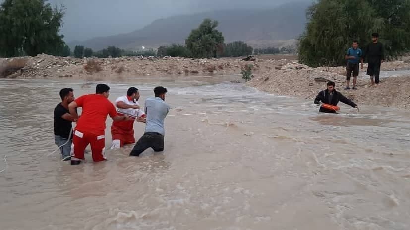 ارسال بالغ بر ۱۰ هزار موکت به مناطق سیل زده کرمان توسط هلال احمر استان تهران + عکس