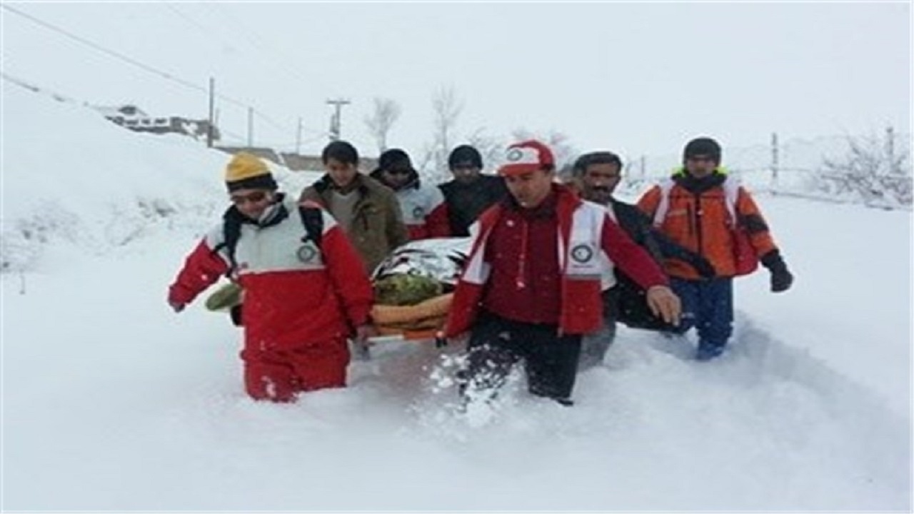 نجات زن باردار روستایی ایوان توسط نجاتگران هلال احمر در برف و کولاک