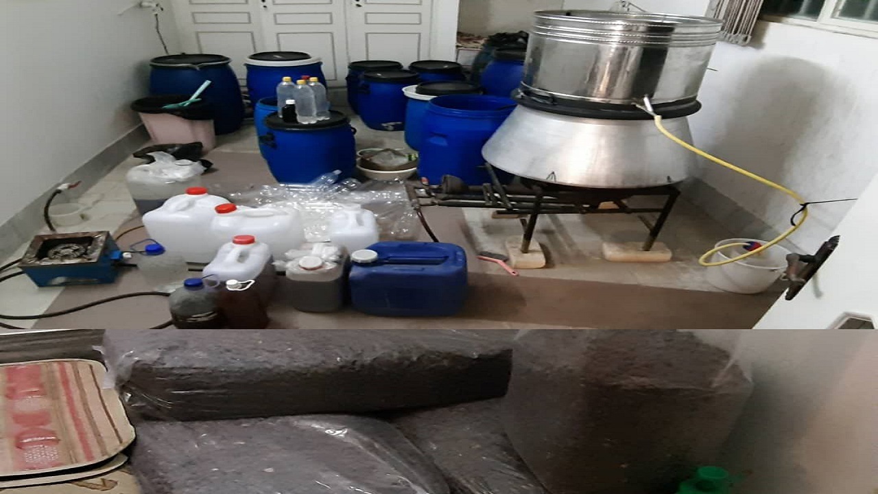 کشف بیش از ۱۵۰۰ لیتر مشروبات الکلی در قم