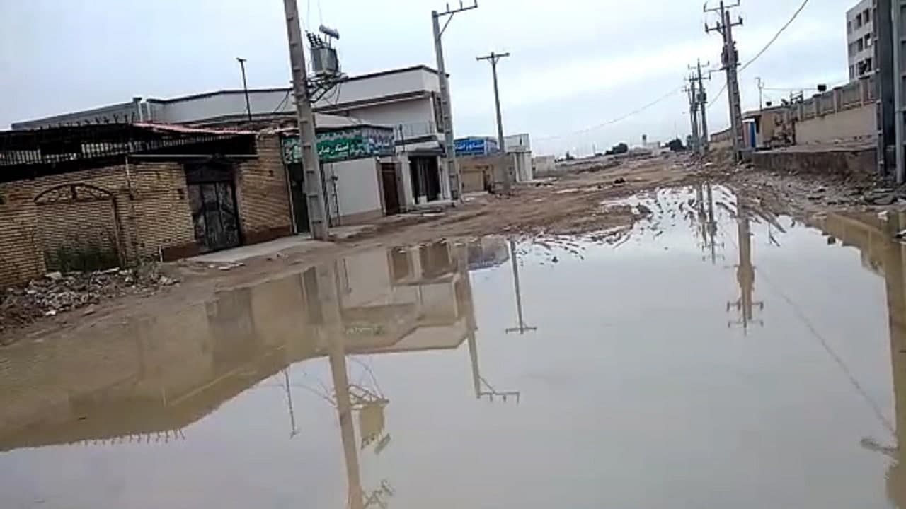 انتظار ۱۰ ساله شهروندان خرمشهری برای آسفالت شدن جاده + فیلم