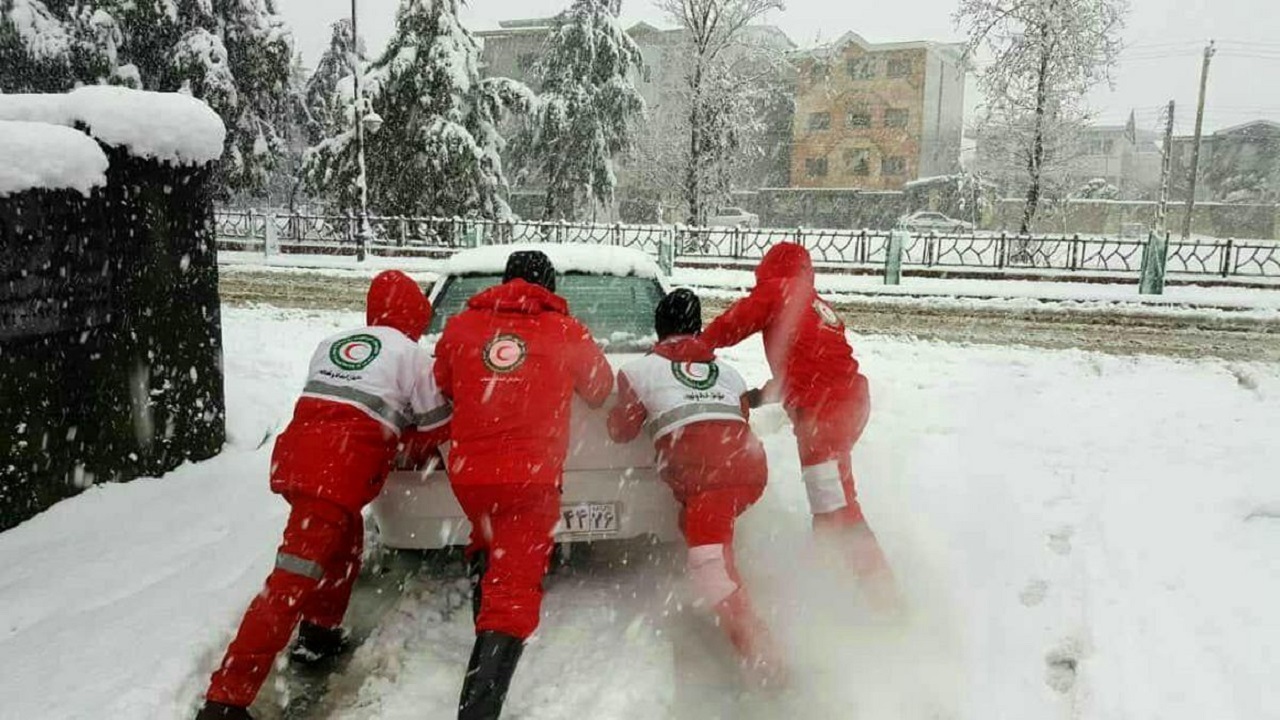 امدادرسانی به ۵۰ نفر از گرفتار شدگان در برف و سرما درگیلان