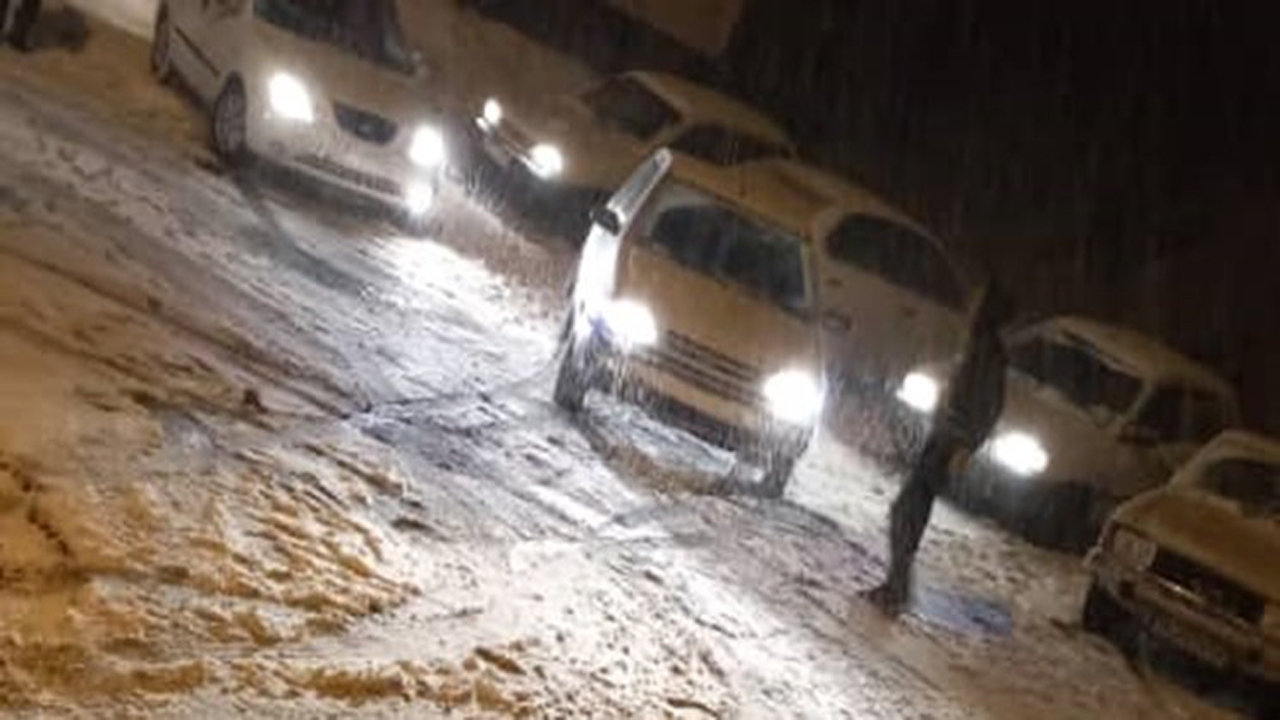 رها سازی ۲۸ دستگاه خودرو گرفتار شده در کولاک محور‌های مواصلاتی آذربایجان‌غربی