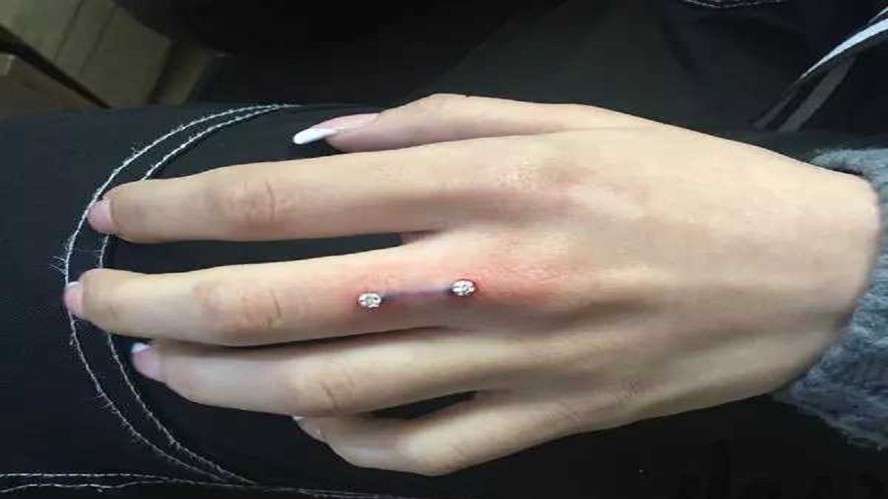 وقتی کاشت نگین روی انگشت به جای حلقه ازدواج مد می‌شود+ فیلم