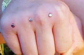 وقتی کاشت نگین روی انگشت به جای حلقه ازدواج مد می&zwnj;شود+ عکس