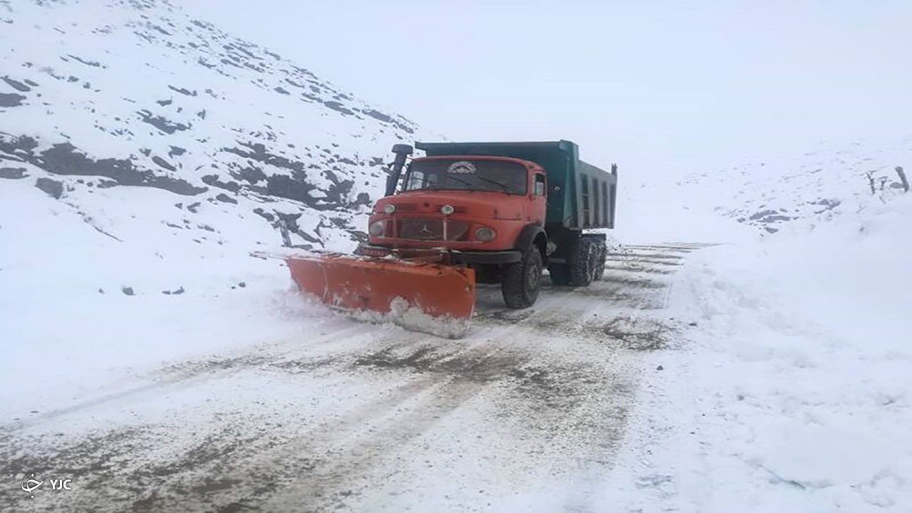 تلاش راهداران مهاباد برای بازگشایی راه ارتباطی ۲۵ روستای خلیفان