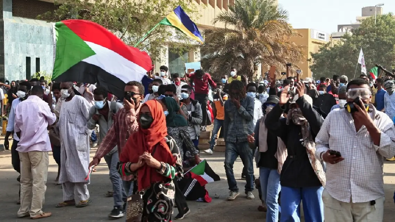 ادامه اعتراضات سودانی‌ها به حکومت نظامیان +فیلم