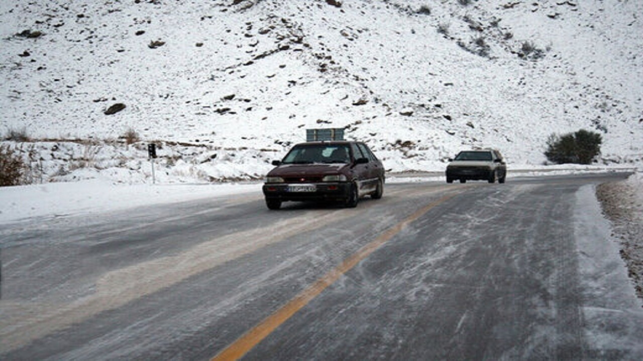 آغاز بارش برف در محور‌های کوهستانی جیرفت
