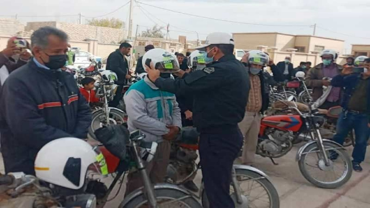 اقدام فرهنگی و آموزشی پلیس راه شمال استان ویژه موتورسیکلت سواران و اهدای کلاه ایمنی