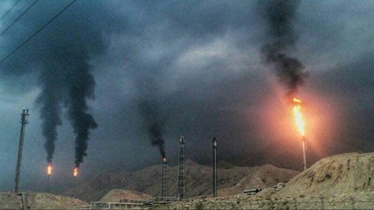 مشعل‌هایی که گاز می‌سوزانند و آلودگی می‌آفرینند