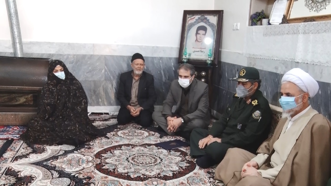 دیدار سردار غیاثی راد با خانواده شهدای مدافع حرم در ساوه