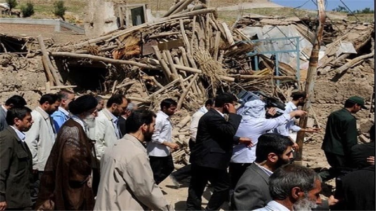 حضور رهبر انقلاب با لباس مبدل در مناطق زلزله‌زده بم + فیلم