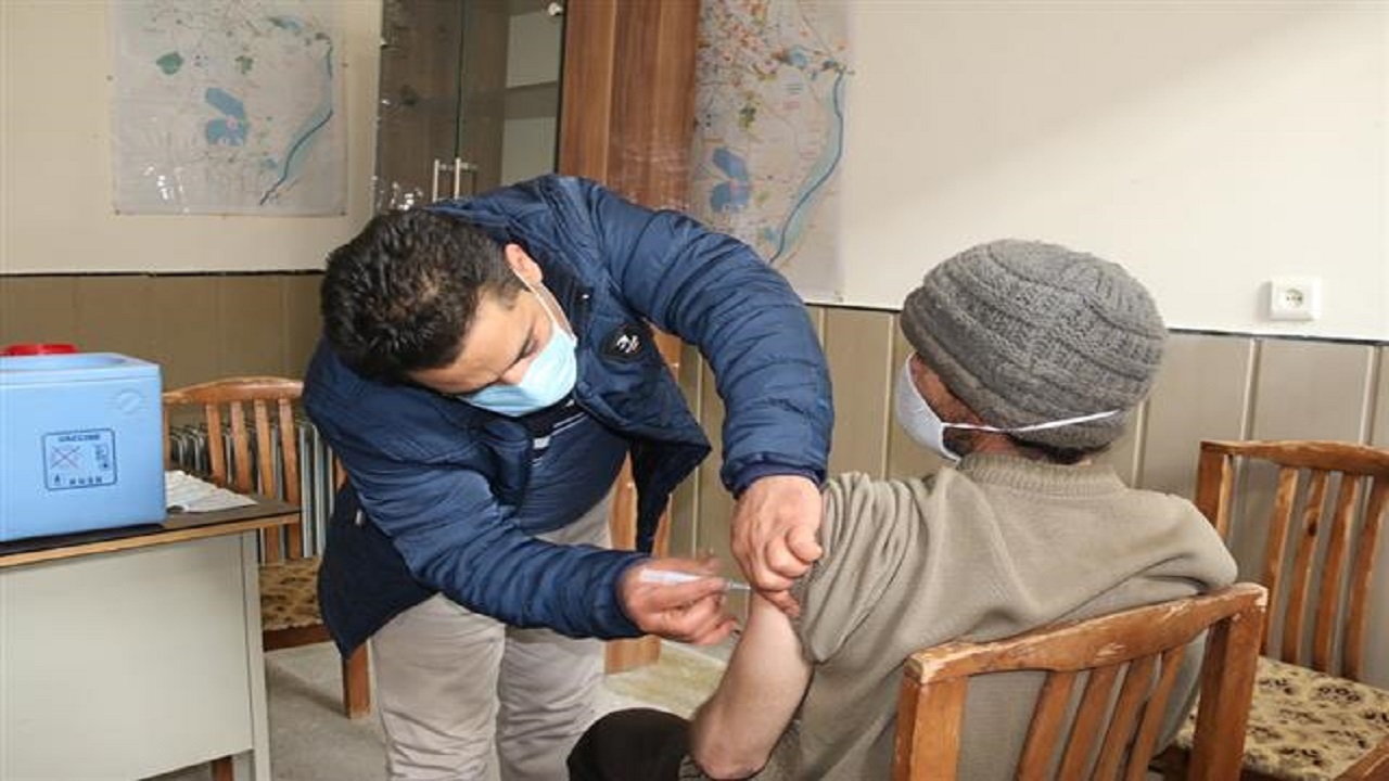تزریق واکسن کرونا به افراد بی سرپناه در سنندج