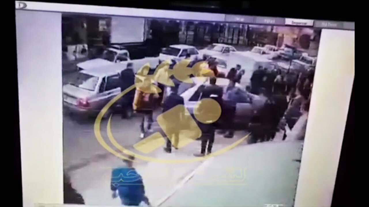 تصادف پراید با ۳ خودروی پارک شده و سقوط تیر چراغ برق + فیلم