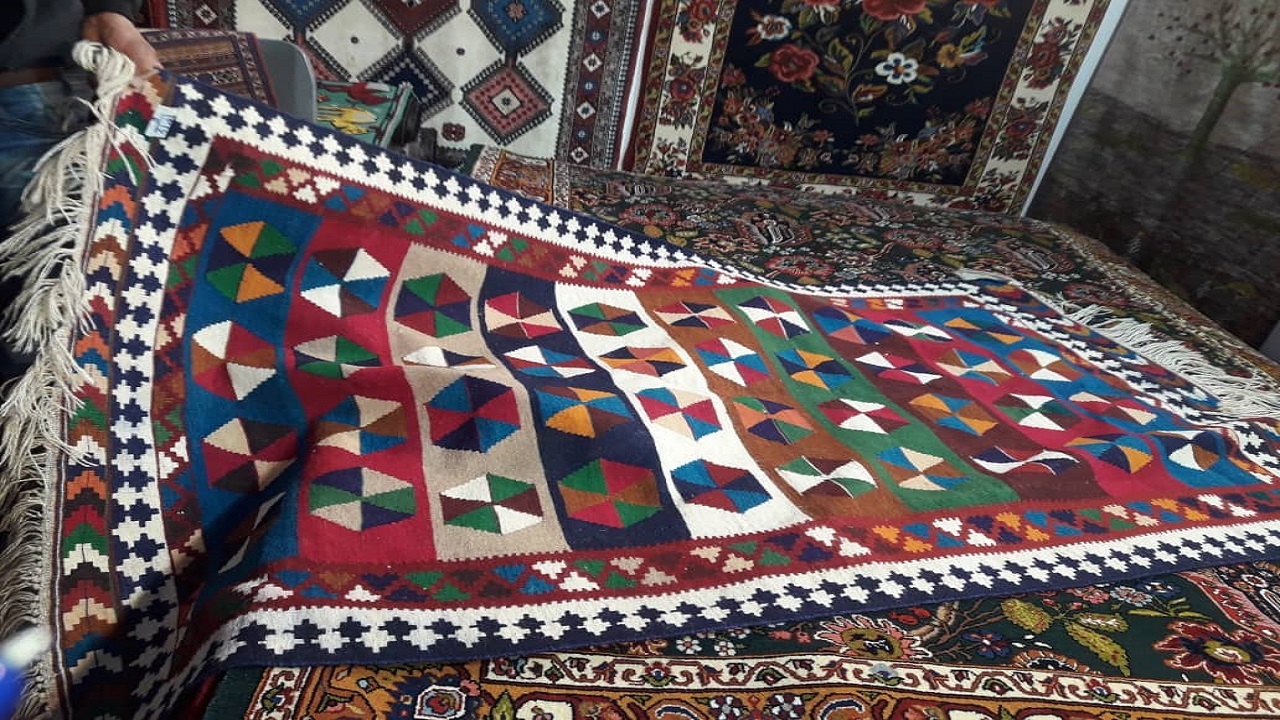 سالانه ۱۰۰۰ مترمربع فرش و گلیم در آبدانان تولید می‌شود