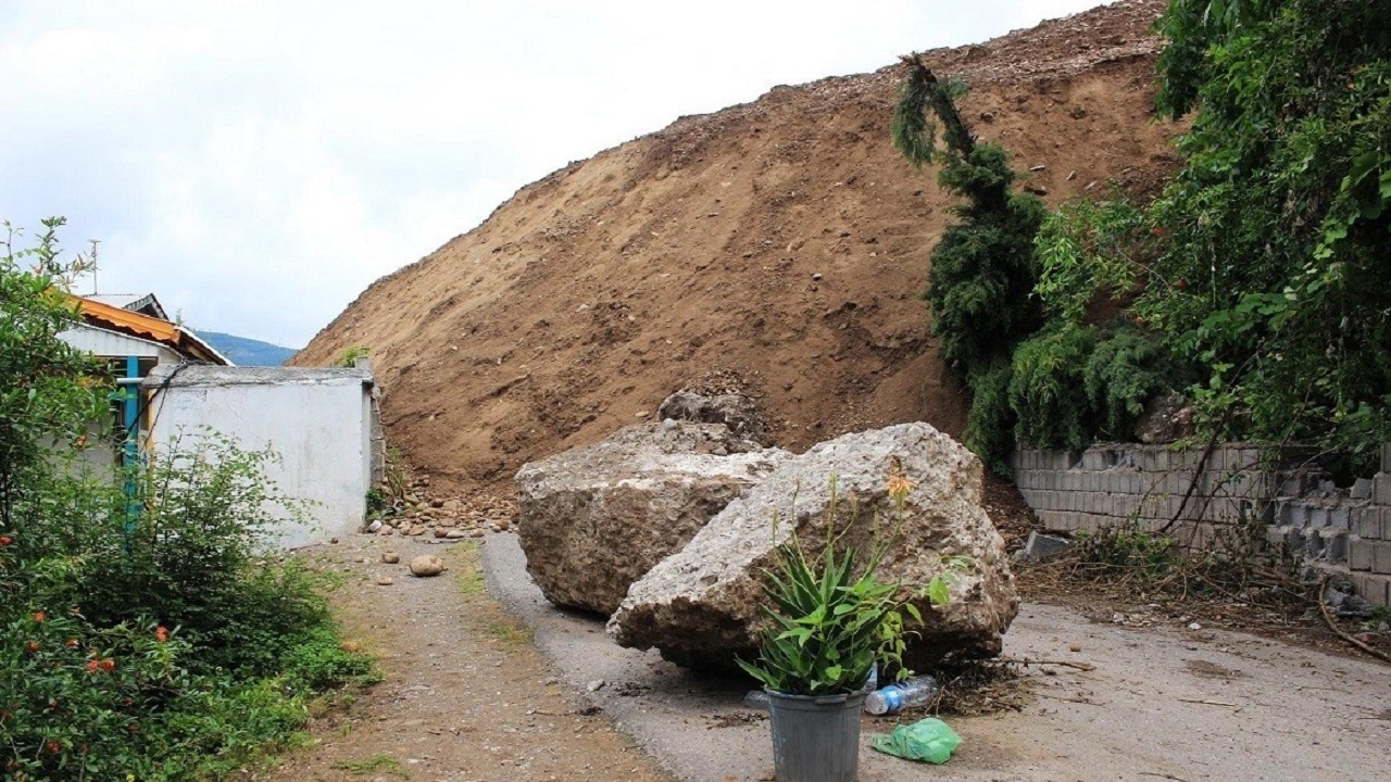 بلاتکلیفی ۳۴ خانوار در روستای خرشک رودبار پس از رانش کوه