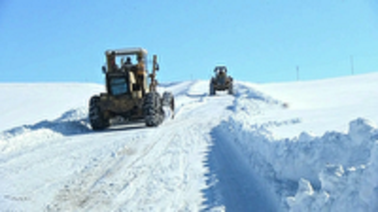 مسدود بودن راه ۶۵ روستای هشترود در پی بارش برف