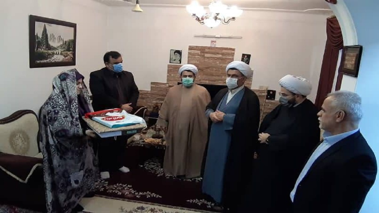 تجلیل مدیرکل اوقاف مازندران از نخبه قرآنی