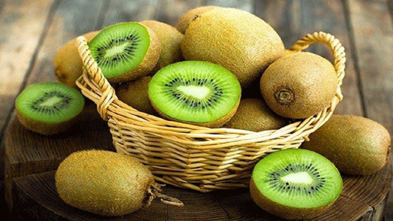 چه کسانی باید از خوردن کیوی اجتناب کنند؟