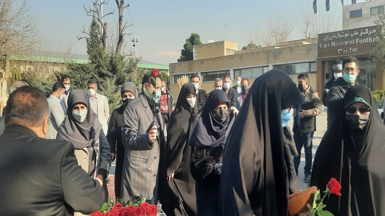 غیبت وزیر ورزش و رئیس کمیته ملی المپیک در مراسم نمادین تیم ملی بانوان