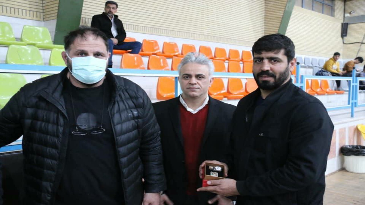 تجلیل فدراسیون کشتی از روح‌الله میکائیلی